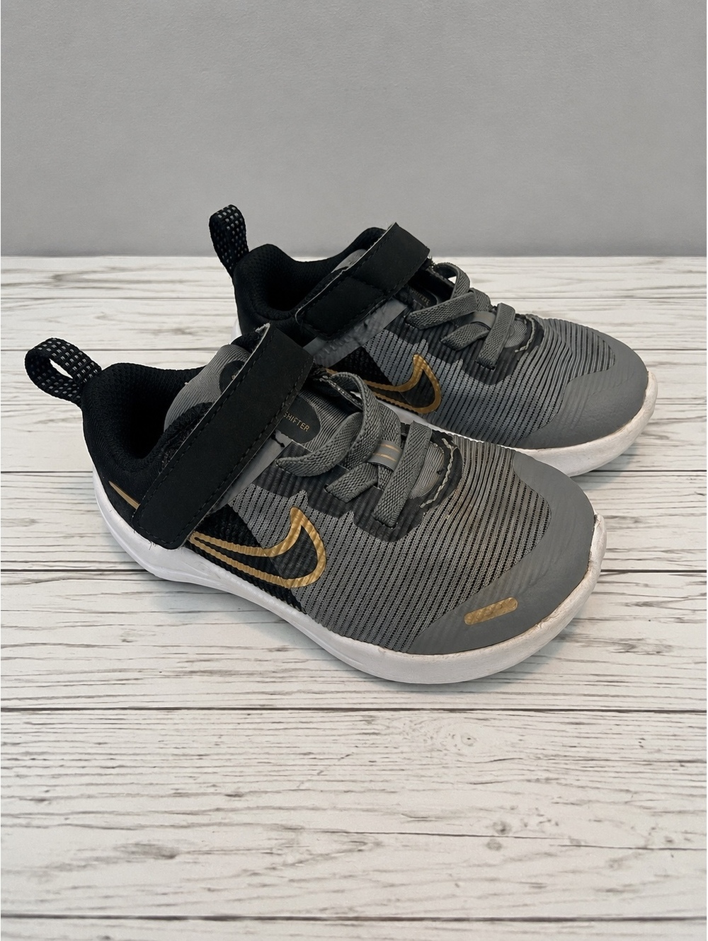 Nike Toddler 6C Gray Gold Strap Sneakers